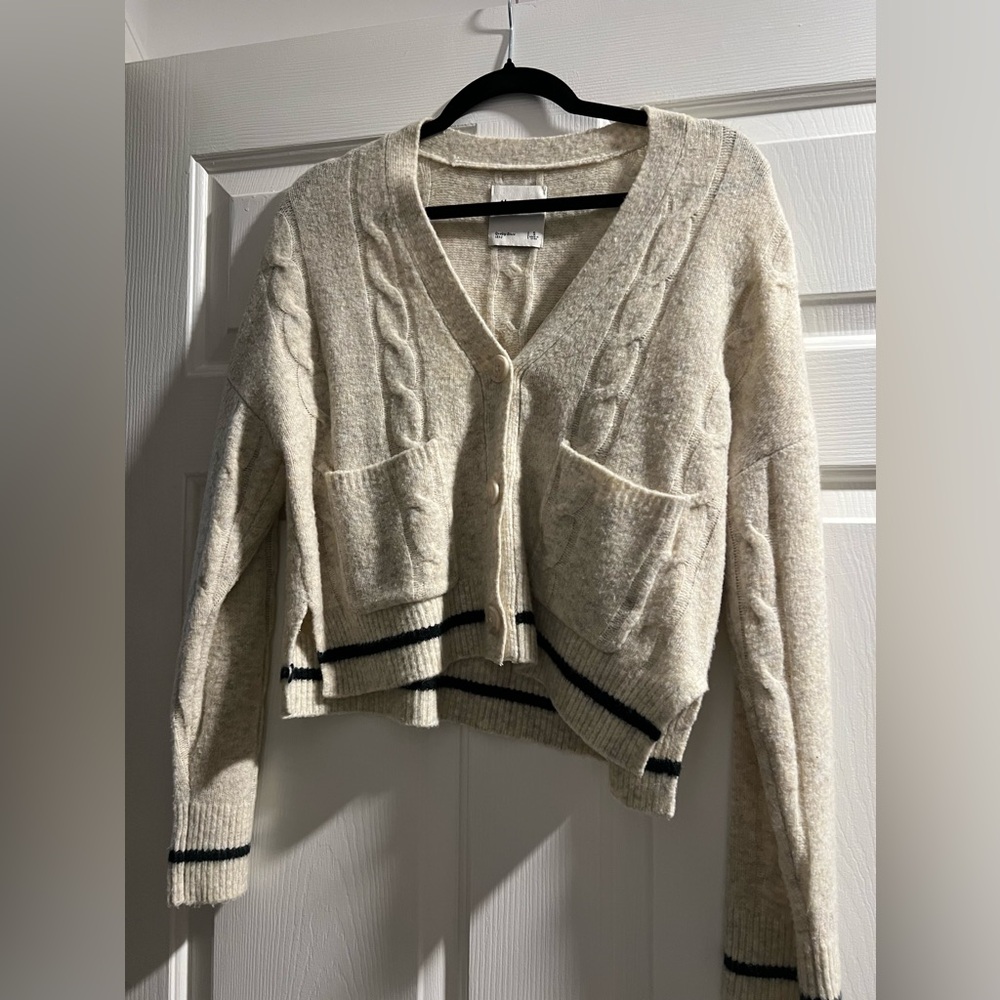 Abercrombie & Fitch cream sweater with black detailing